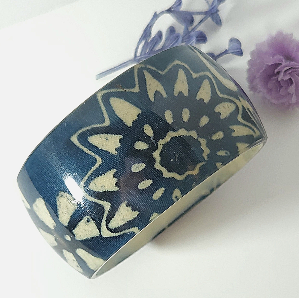 Vintage Blue and Cream Sunburst Bracelet